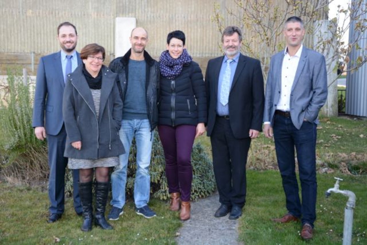 Fritz Glauser (2. v. r.) mit der Gastgeberfamilie Spahr, St-Aubin FR (Mitte) und seiner «Entourage». (Bild Simone Barth)