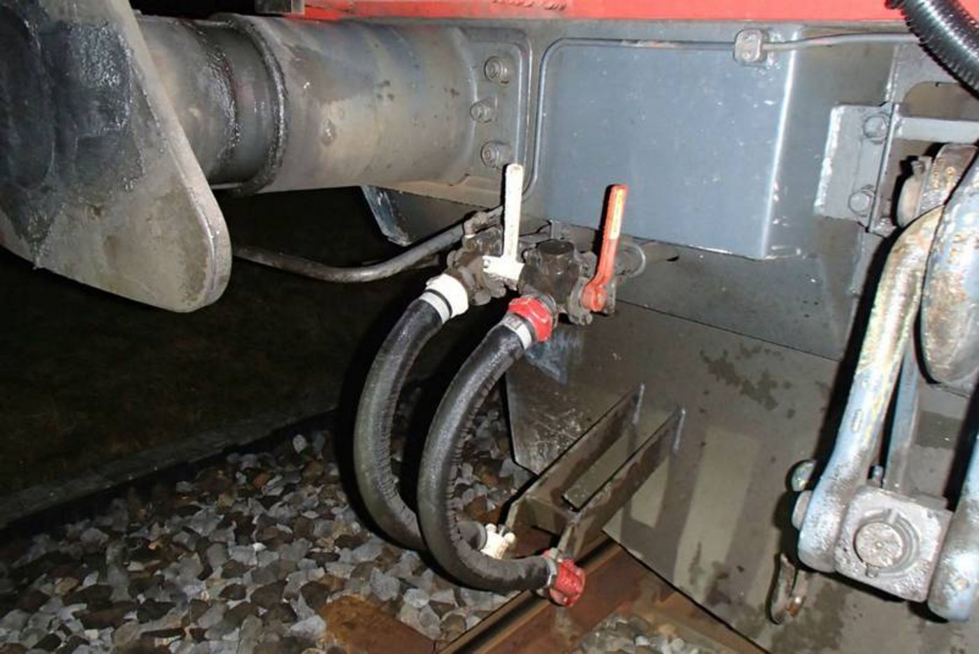 Der SBB-Personenzug kollidierte mit einem Transportanhänger, der aus noch unbekannte Gründen neben den Geleisen parkiert wurde. (Bild Kapo AG)