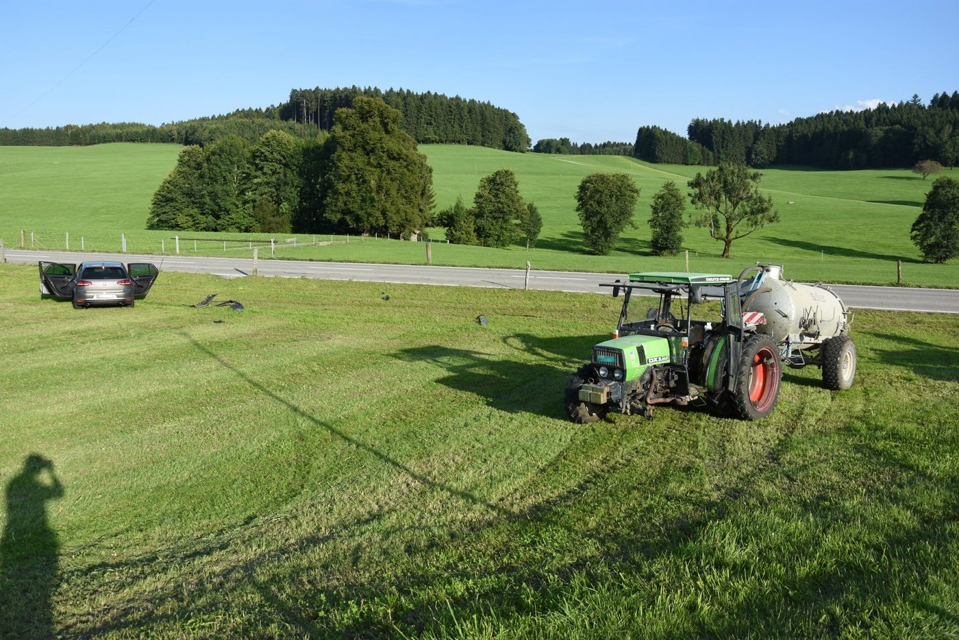 Der Autofahrer beschleunigte gerade zum Überholen, als der Traktor abbog. (Bild Kapo SG)