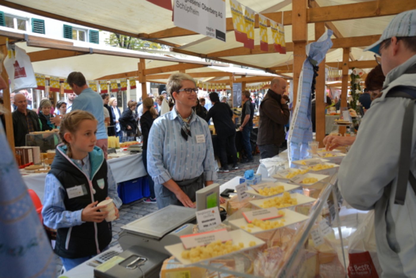 Traditionell im Edelweisstenue gewandet war das Personal am Stand der Bergkäserei Oberberg, Schüpfheim. 