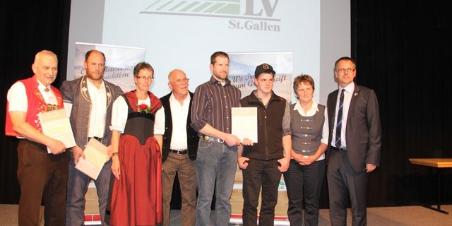 1. Preisträger aller Kategorien der 14. OLMA Alpkäse-Prämierung: von links nach rechts: Othmar Manser (1. Preis Halbhartkäse), Laurent Gachet (1. Preis Hartkäse), Rebekka und Peter Ryter-Hofer (1. Preis Hobelkäse), Martin Stadelmann und Thomas Schacher (1. Preis Mutschli), Claudia Arnold-Aregger (1. Preis Schaf- und Ziegenkäse) sowie Markus Hobi (Jury- Vorsitz). (Bild: chw)