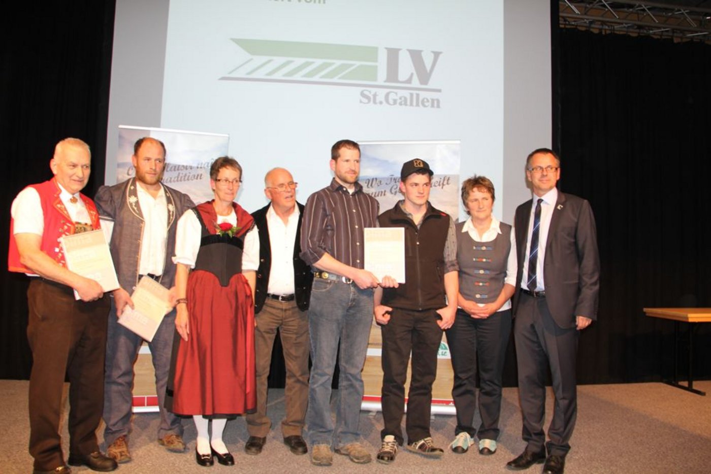 1. Preisträger aller Kategorien der 14. OLMA Alpkäse-Prämierung: von links nach rechts: Othmar Manser (1. Preis Halbhartkäse), Laurent Gachet (1. Preis Hartkäse), Rebekka und Peter Ryter-Hofer (1. Preis Hobelkäse), Martin Stadelmann und Thomas Schacher (1. Preis Mutschli), Claudia Arnold-Aregger (1. Preis Schaf- und Ziegenkäse) sowie Markus Hobi (Jury- Vorsitz). (Bild: chw)