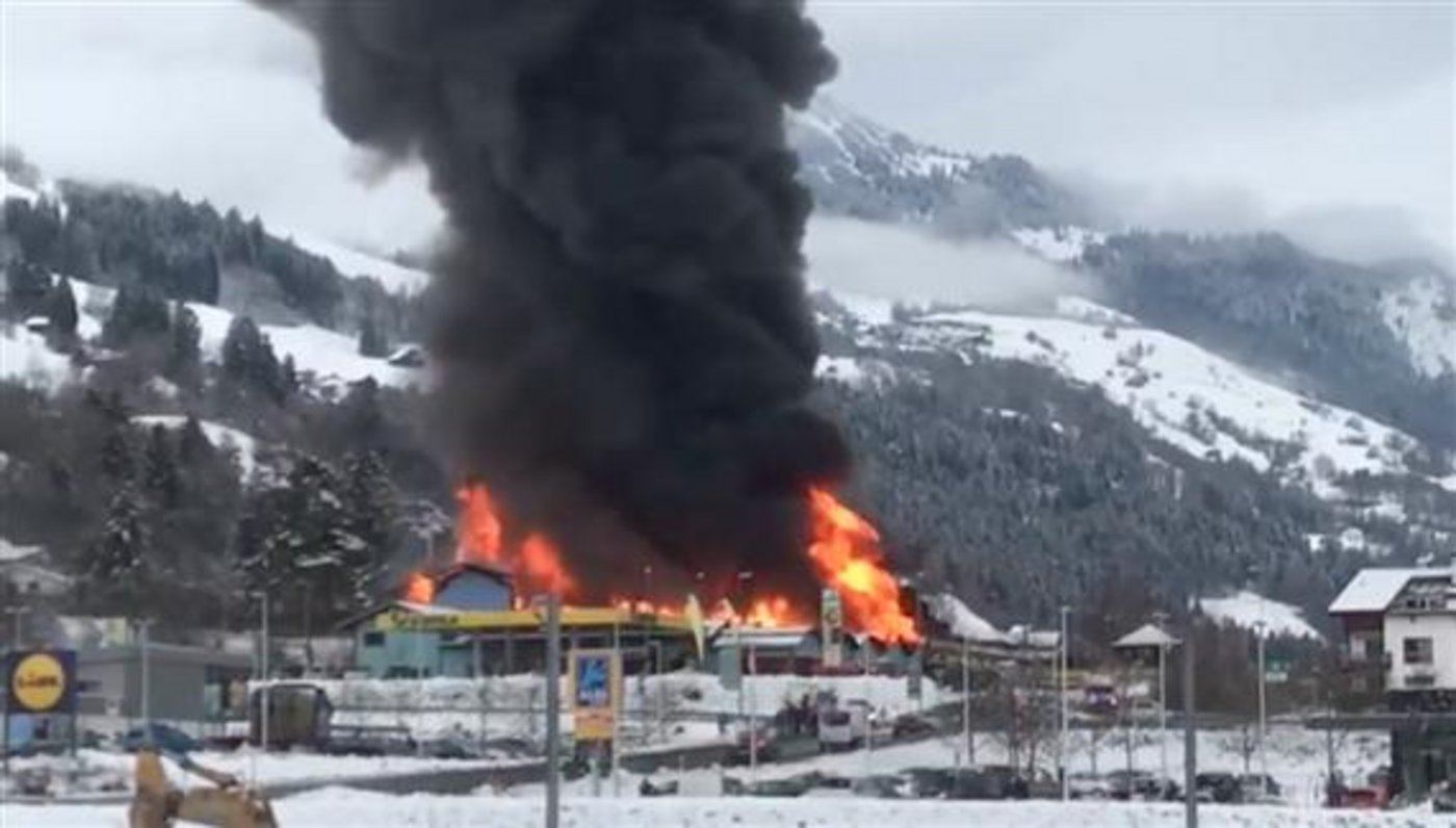 Der Schaden des Grossbrandes bei der Landi Thusis GR beträgt mehrere Millionen Franken. Der Brandstifter, ein Lehrling der Landi, muss nun keinen Schadenersatz bezahlen. (Bild Kurt Zimmermann) 