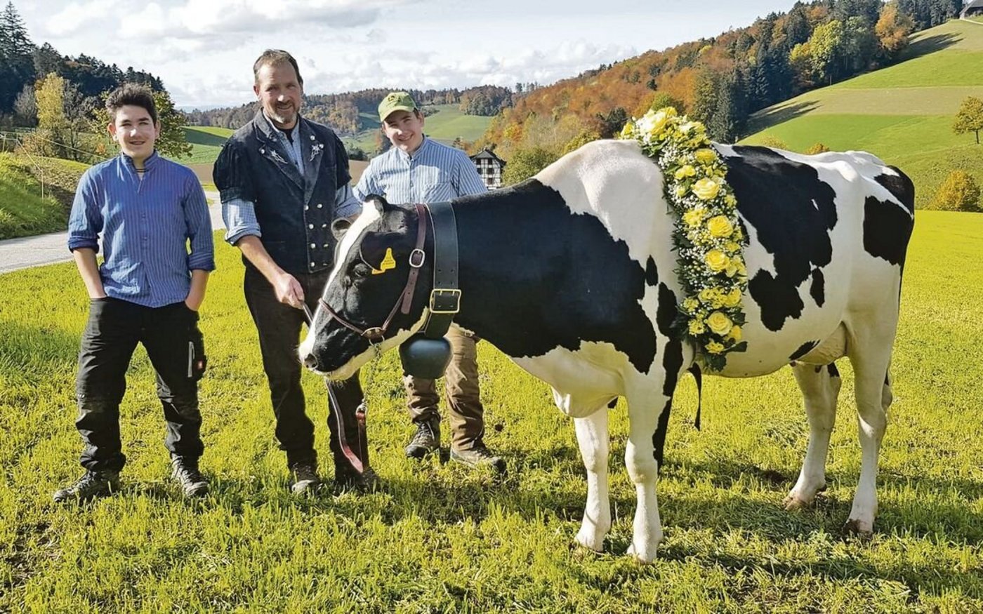 Urs Bernhard mit seinen Söhnen Ron und Nils. An der Halfter hält er sein Geburtstagsgeschenk zu seinem 50-Jährigen, die Kuh Bad Kenia.  
