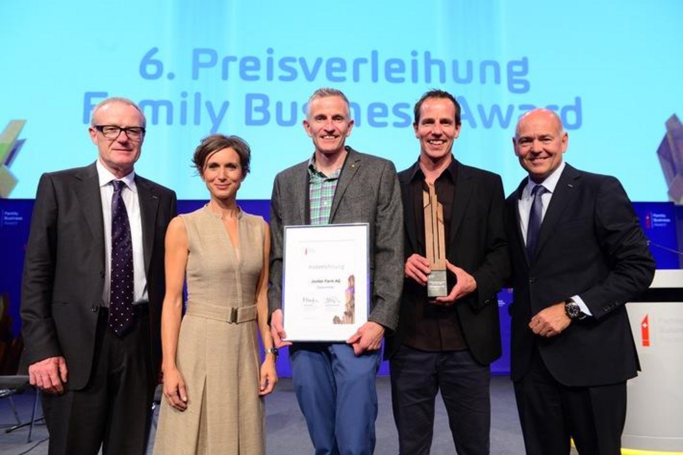 v.l.n.r.: Martin Haefner, Verwaltungsratpsräsident AMAG, Ständerätin Pascale Bruderer Wyss, Präsidentin der Jury des Family Business Awards, Martin und Beat Jucker von der Jucker Farm, Morten Hannesbo, CEO der AMAG. (Bild zVg)