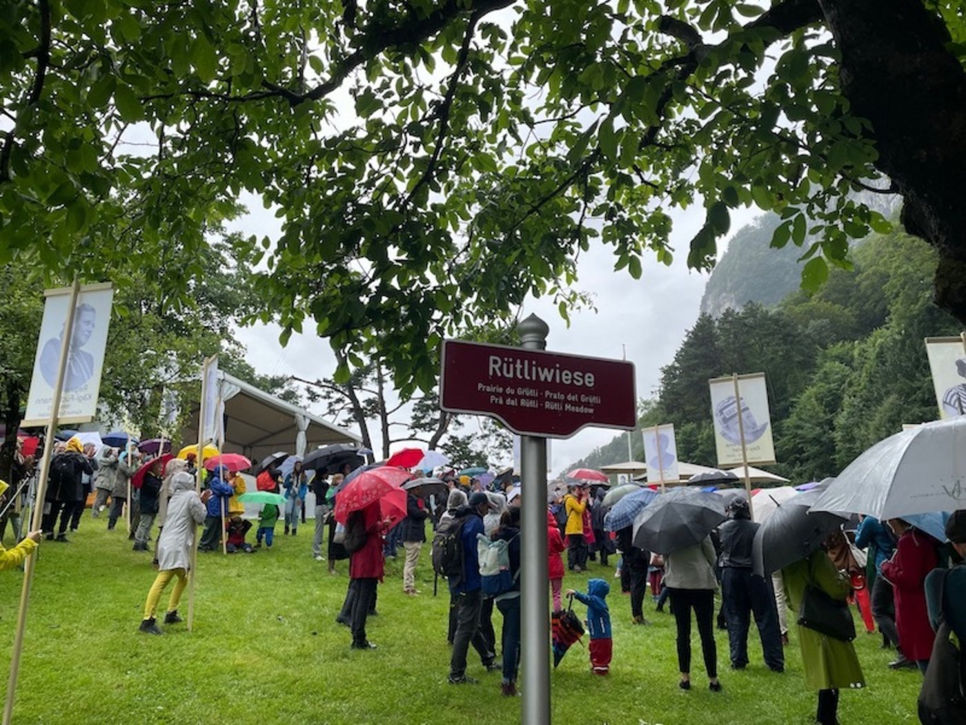 Trotz dem grauen, verregneten Wetter war das Frauenfest auf dem Rütli eine farbige Sache.