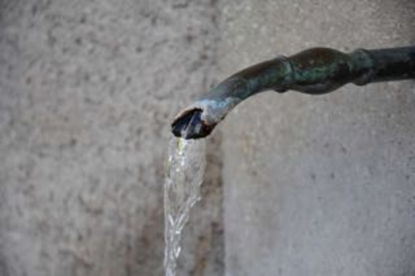 Auf vielen Alpen läuft kein Wasser mehr aus dem Brunnen,  die Wasserquellen sind versiegt. (Archiv BauZ)