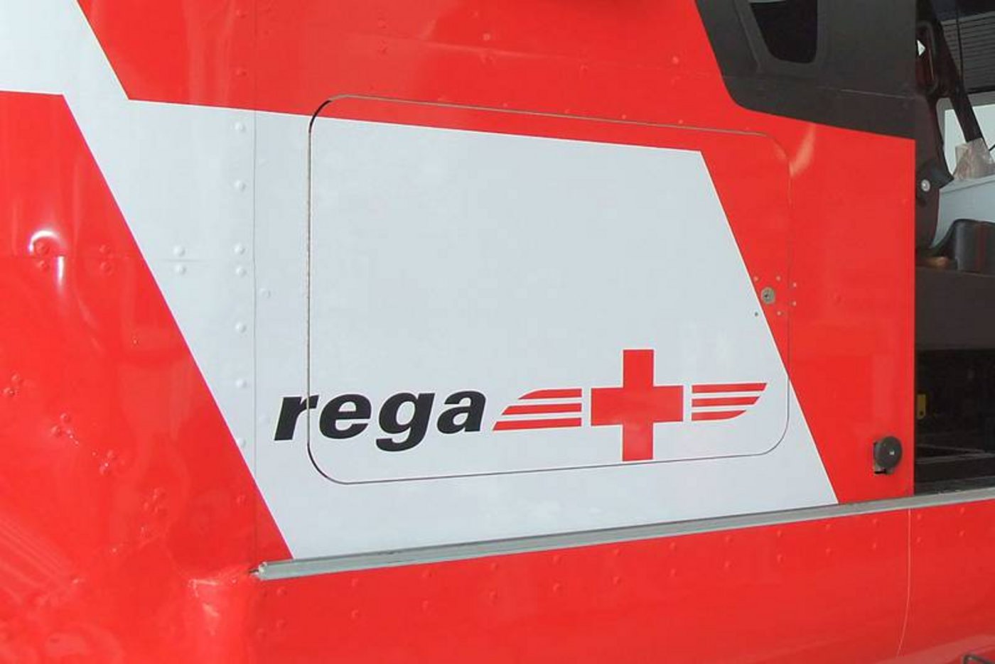 Die Rega führte den Mann nach dem Unfall mit der Holzspaltmaschine ins Spital. (Bild zVg)