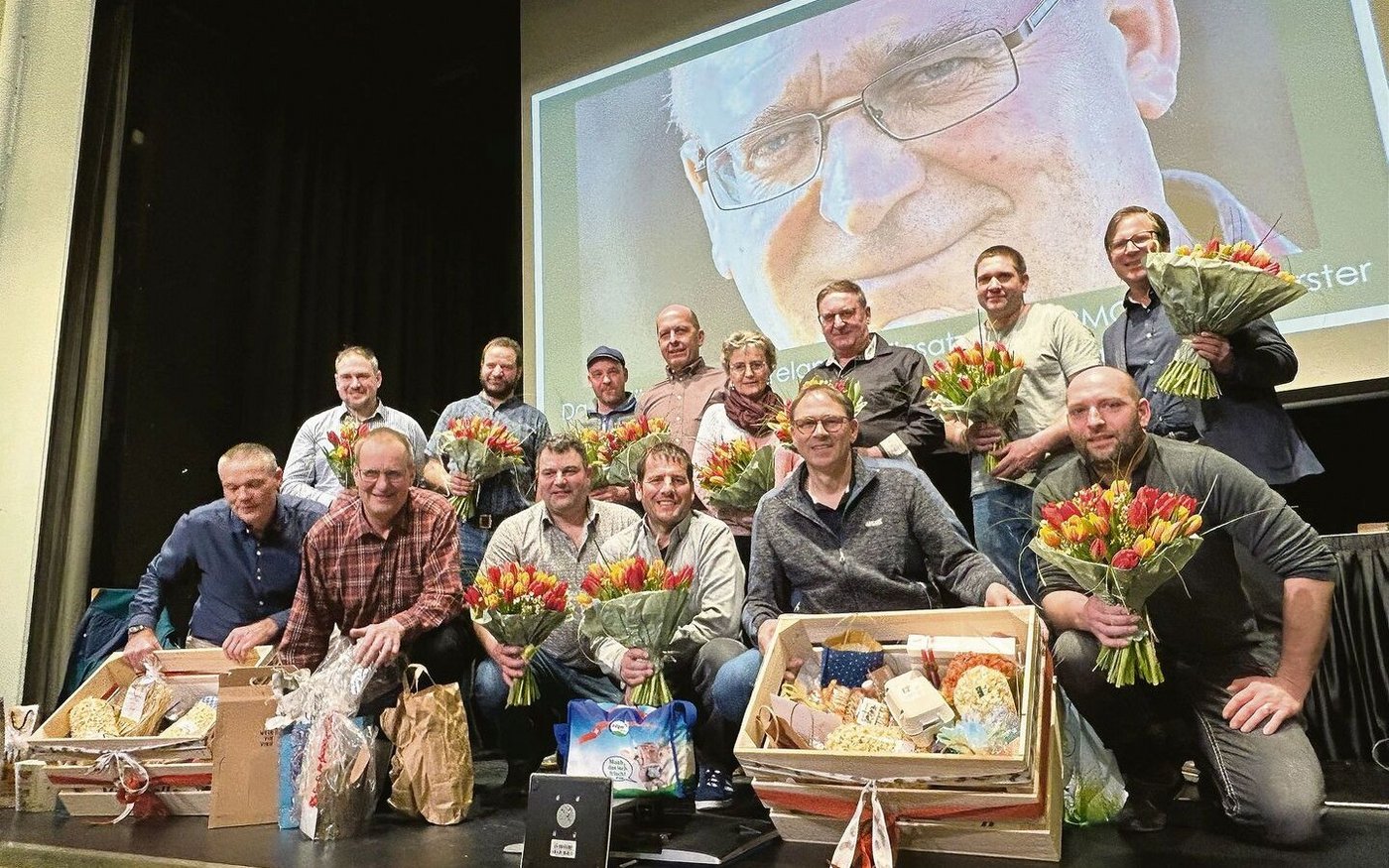 Die Verabschiedung von Godi Siegfried: Er ist im Hintergrund in Übergrösse, in der hinteren Reihe mit seiner Frau Heidi (4.  v.  r., 3.  v.  r). Neuer Präsident ist Martin Huber (hinten, 1.  v.  r.). 