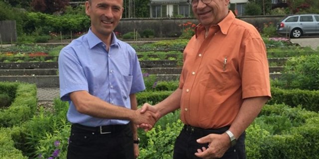 Der neue Inforama-Leiter Markus Wildisen (links) besucht am 1. Juni mit Hans Peter Baumann, dem interimistischen Leiter des Inforama, den Standort Waldhof in Langenthal. (Bild zVg) 