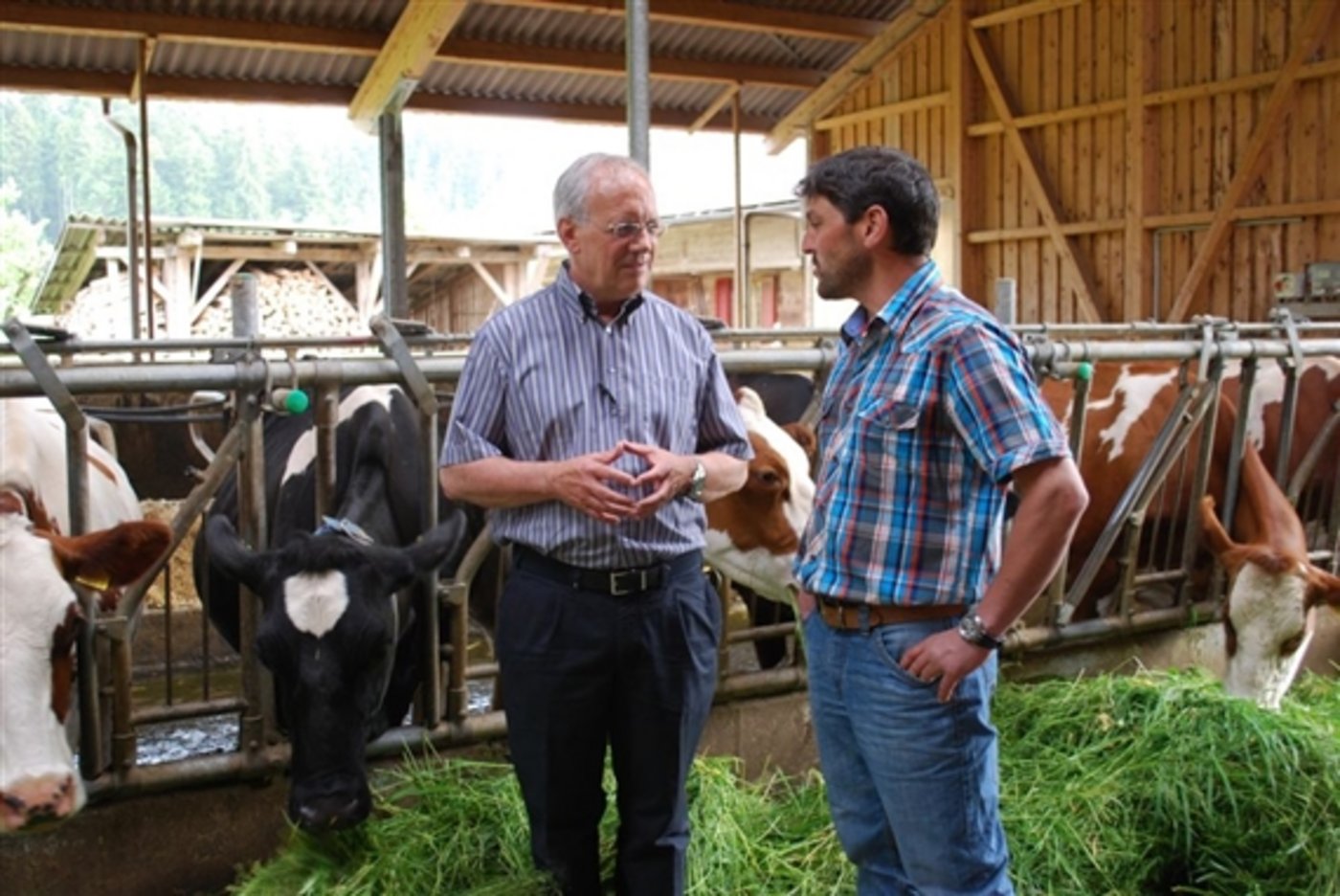 Will nicht als Bauernfeind gelten: Landwirtschaftsminister Johann Schneider-Ammann bei einem Besuch auf einem Emmentaler Bauernhof. (Bild Archiv/jw)