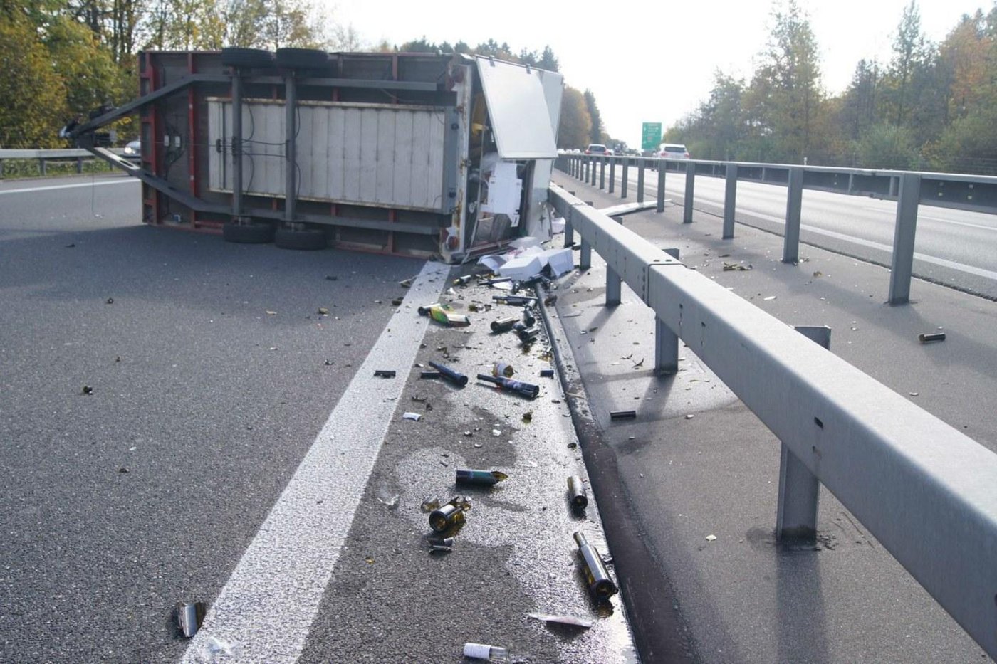 Der umgekippte Anhänger: Beim Unfall gingen etliche Weinflaschen zu Bruch. (Bild Zuger Polizei)