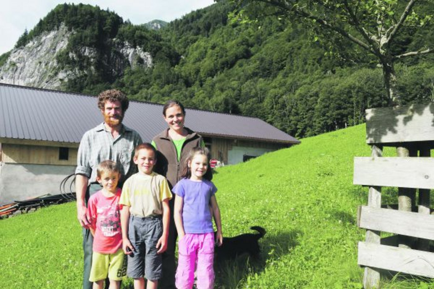 Thomas und Heidi Hefti mit ihren drei Kindern Jürg, Thomas und Sonja (v. l. n. r.). Die Tiere ihres Reitimatt-Hofes befinden sich zur Zeit auf der Alp Guetbächi. Diese wird von Thomas Heftis Bruder Hannes geführt. (Bilder Christian Weber)