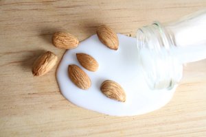 Studie: Ob Pflanzendrinks besser sind als Milch, hängt vom Verwendungszweck ab Bei fast allen getesteten Getränken fällt die landwirtschaftliche Produktion in Sachen Umweltbelastung am stärksten ins Gewicht. Nur im Fall von Mandeldrink ist der Transport zahlenmässig wichtiger. (Bild Pixabay)