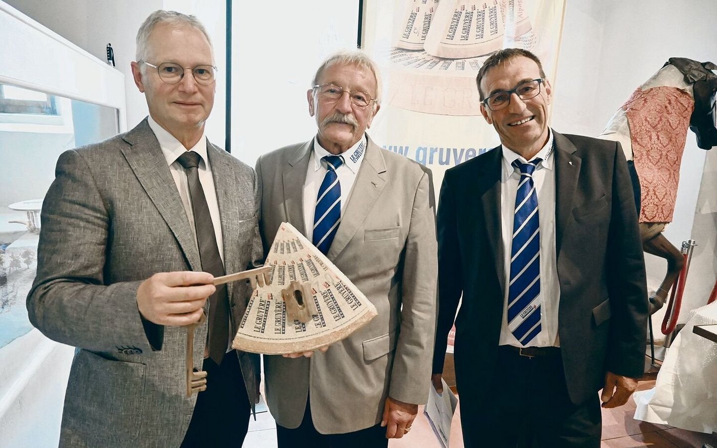 Pierre-Ivan Guyot (l.) übernimmt das Präsidium der Interprofession du Gruyère AOP von Oswald Kessler (m.). Rechts im Bild, Direktor Philippe Bardet. 