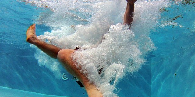 Diesen Sommer empfahl sich, wenn immer möglich ein Sprung ins kühle Nass. (Bild Pixabay)