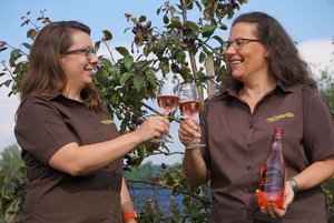 Internationaler Award für Thurgauer Apfelwein Die beiden Schwestern Cornelia Hänni-Bussinger und Tanja Capuano-Bussinger stossen auf ihren «Redlove Apple Dream Secco» an. (Bild zvg)