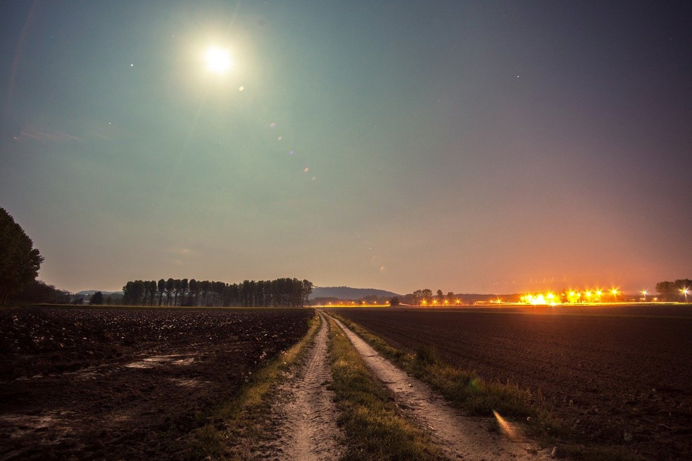 Auch auf dem Land werden die Nächte immer heller, was nicht ohne Folgen bleibt. (Bilder Pixabay)