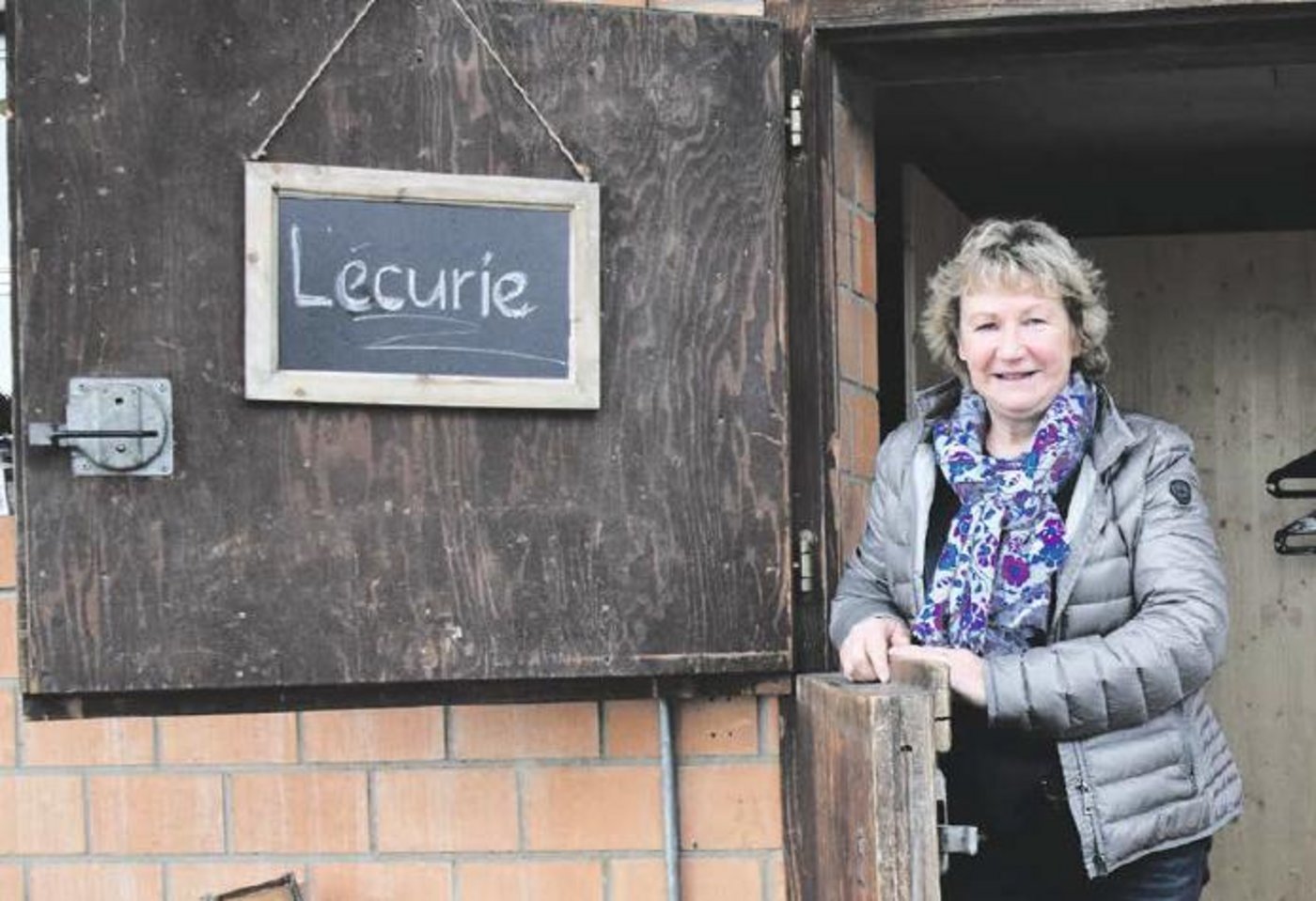 Marianne Aeschbacher im Eingang zum umgebauten Kuhstall «L’écurie Hofgut». Sie ist auch heute noch ganz überwältigt vom positiven Echo auf ihre Ausstellung. (Bild Esther Thalmann)