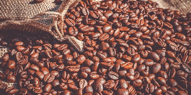 Zurzeit halten 15 Unternehmen 15'300 Tonnen Rohkaffee in Säcken an Lager. Nach Angaben des Bundesrates deckt dies den Kaffeebedarf der Schweiz für drei Monate. (Symbolbid Pixabay)