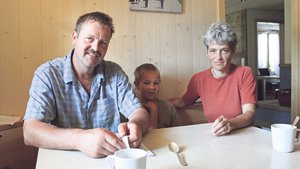 Es bleiben die Narben Am Frühstückstisch auf dem Schwand erzählen Erika und Hans Gerber, welche Spuren das Unwetter im Juli vergangenen Jahres hinterlassen hat. Sohn Hansueli hört aufmerksam zu. (Bilder Simone Barth)