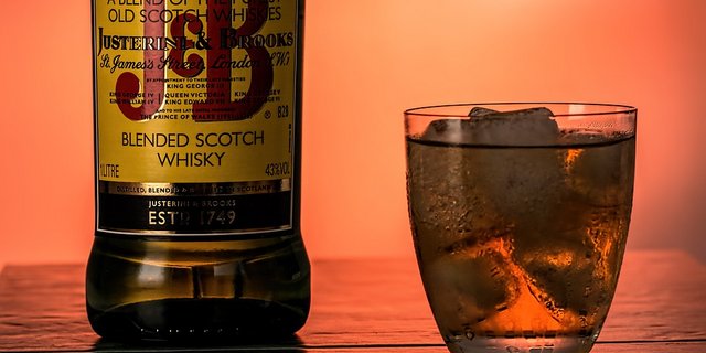 Der Mindestpreis für puren Alkohol in Schottland wurde umgerechnet auf etwa 60 Rappen pro zehn Milliliter festgelegt. (Symbolbild Pixabay)