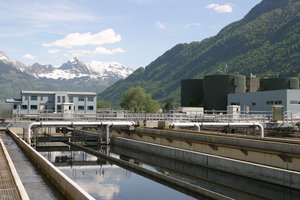 Wieviel Ammoniak kommt aus Kläranlagen? Auch wenn Abwasserreinigungsanlagen und Landwirte im Umgang mit Gülle mit einem ähnlichen Rohstoff arbeiten, lassen sich die beiden Systeme nur sehr bedingt vergleichen. (Bild Pixabay)