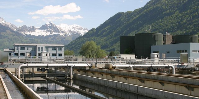 Auch wenn Abwasserreinigungsanlagen und Landwirte im Umgang mit Gülle mit einem ähnlichen Rohstoff arbeiten, lassen sich die beiden Systeme nur sehr bedingt vergleichen. (Bild Pixabay)