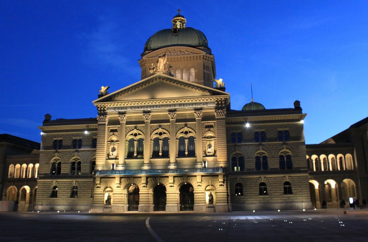 Debattieren bis es dunkel wird: Im Bundeshaus geht es diese Tage um das Bundesbudget 2018 - eine langwierige Angelegenheit. (Bild Pixabay)