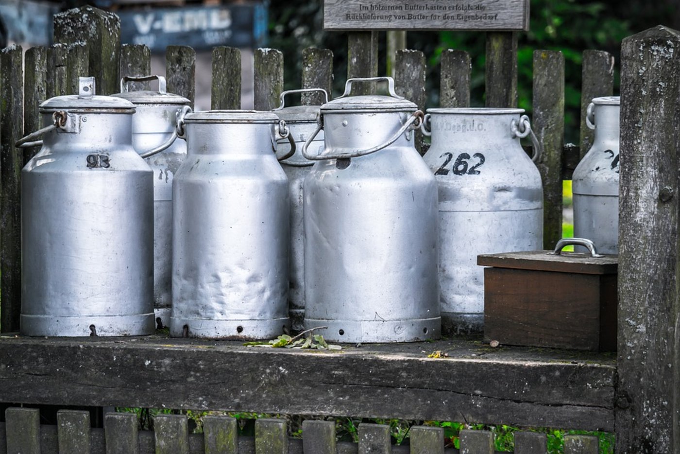 Einige kennen diesen Schwindel vielleicht aus dem Film "Käserei in der Viehfreude". Nun wurde aktuell ein Milchbauer angeklagt, seine Milch mit Wasser gestreckt und damit eine schöne Summe Geld gemacht hat. (Bild Pixabay)