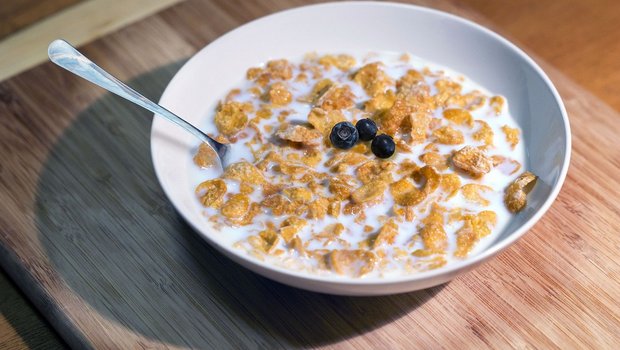 Die Frühstücksflocken könnten in Zukunft bei einer Annahme der Pflanzenschutz-Initiativen vermehrt mit ausländischer Milch zubereitet werden – weil es zu wenig aus der Schweiz gäbe oder diese zu teuer wäre, so die BOM. (Bild ImagesBG / Pixabay) 