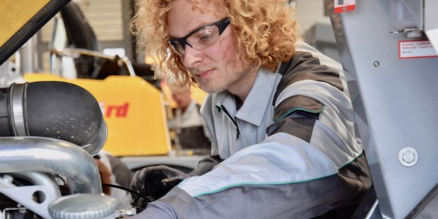 Jeremias Heimgartner muss bei einem Manitou-Dumper diverse Messungen am hydraulischen Antrieb machen. (Bild jba)