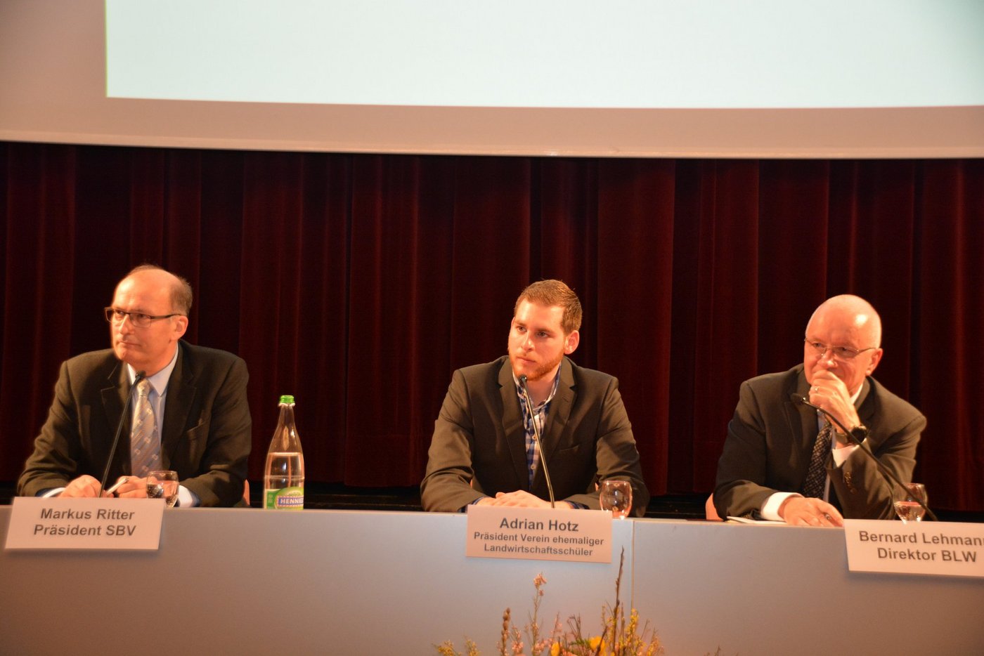 Die Zukunft der Landwirtschaft und der Agrarpolitik gab am Zuger Bauerntag zu diskutieren. Markus Ritter, Adrian Hotz und Bernard Lehmann (v. l. n. r.) hören gespannt ein Votum aus dem Publikum. (Bild js)