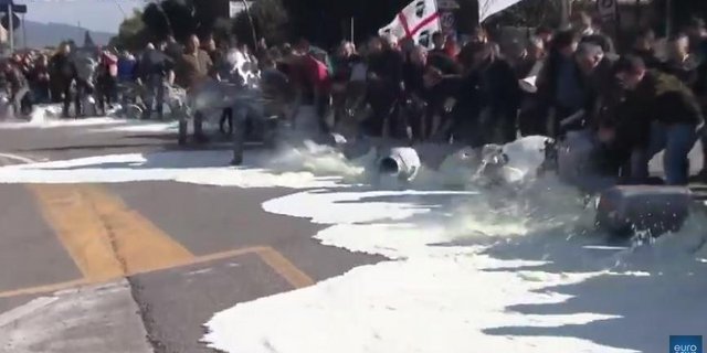 Die Schäfer auf Sardinien haben genug. (Screenshot euronews.com)
