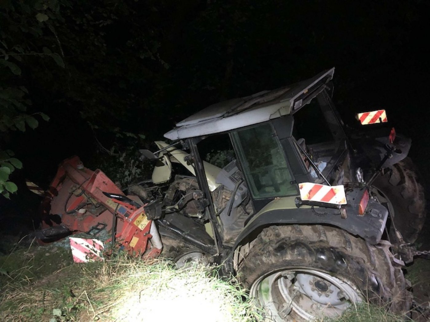 Warum der Traktor auf eigene Faust losfuhr, wird zur Zeit noch untersucht. (Bild Kantonspolizei Freiburg)