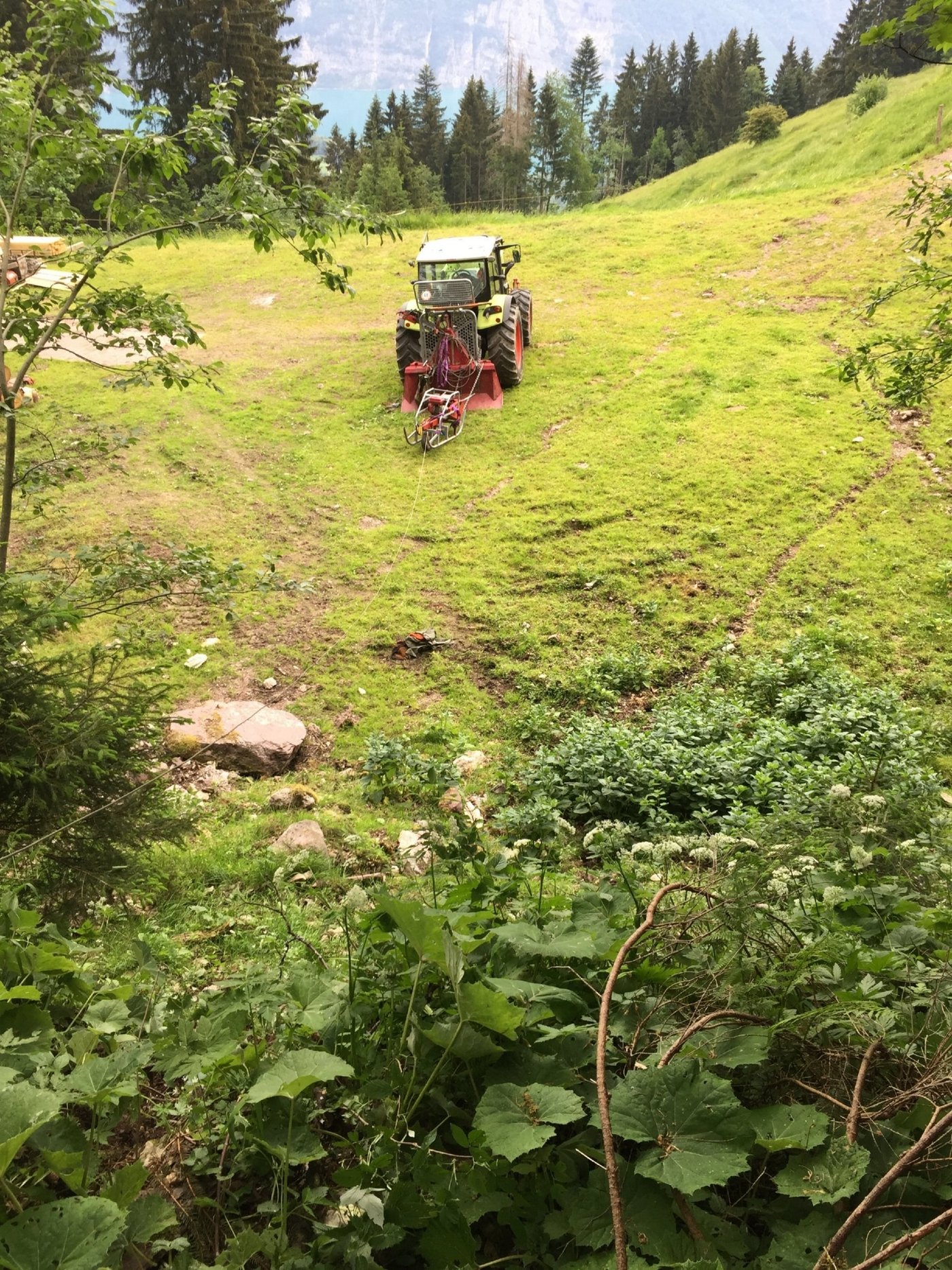 Warum die Seilwinde am Traktor ausser Kontrolle geriet, ist noch unklar. 