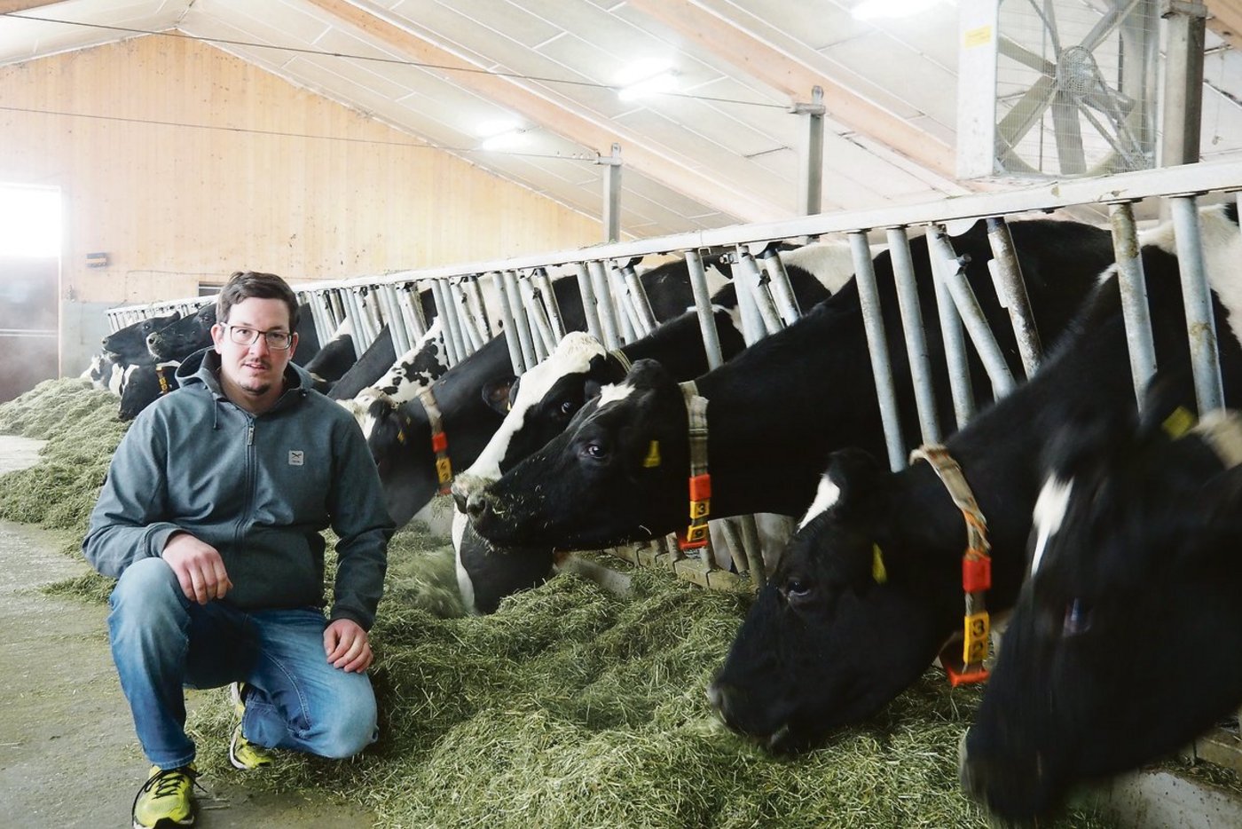 Reto Büssers Zuchtziel ist  eine Herde, die möglichst viel Milch aus dem Grundfutter produziert.(Bild Christian Weber)