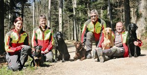 Fünf ASP-Spürhunde für ein ganzes Land Katja Leicht, Regula Ryter, Silvio Covi und Hans Döbeli (v. l. n. r.) sind Hundeführer. Sie trainieren ASP-Spürhunde in Wäldern verschiedener Kantone. (Bilder Ursula Känel)