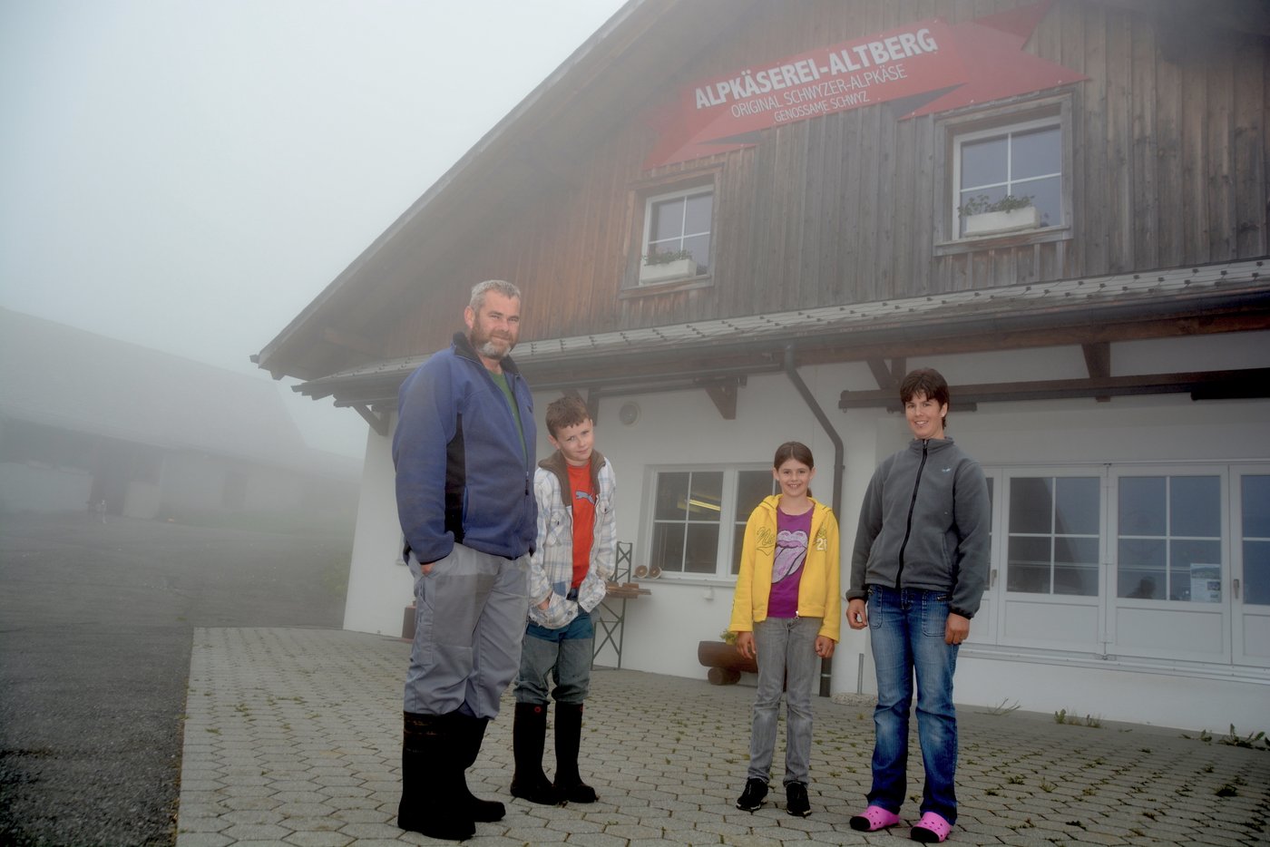 Trotz "sturms-dickem" Nebel gut gelaunt: Pirmin Strüby mit Familie.