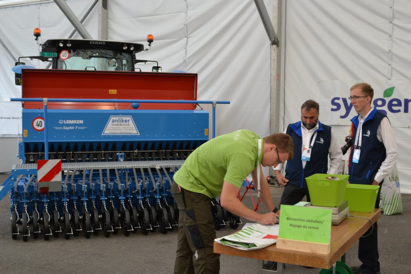 Der Landwirt Johannes Meyer muss beim Rechnen einen kühlen Kopf bewahren – trotz strenger Beobachtung. (Bild Debora Moos)
