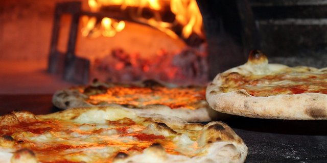 Pizza gibt es bis auf Weiteres vor allem aus dem eigenen Ofen – in Restaurants dürfen nämlich neu nicht mehr als 50 Personen anwesend sein. (Bild Pixabay)