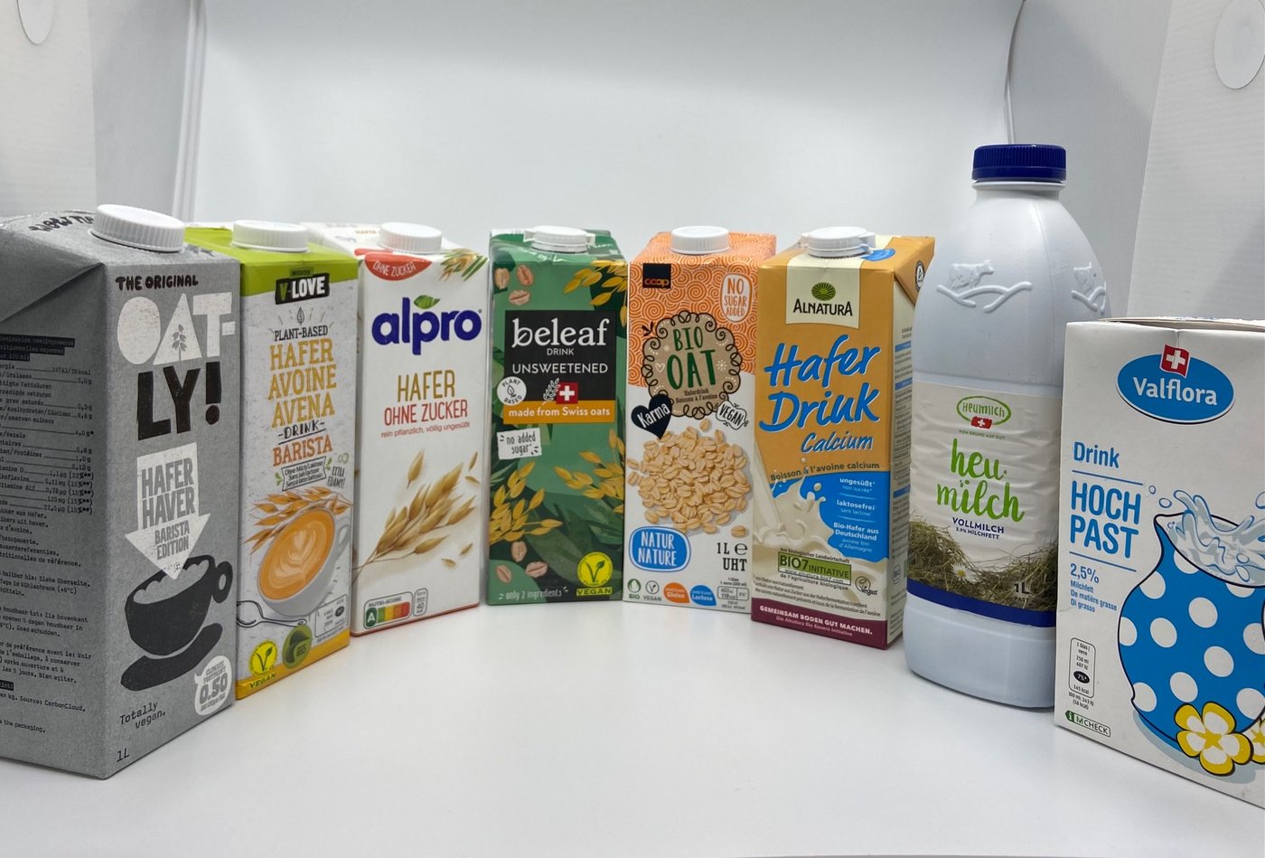 Die Treiber des Haberbooms: Drinks, welche Milch (rechts im Bild) imitieren sollen. Als einzige hat bisher Emmi einen Haferdrink mit Schweizer Rohstoff im Angebot (Beleaf, 4. v. l.). (Bild akr)