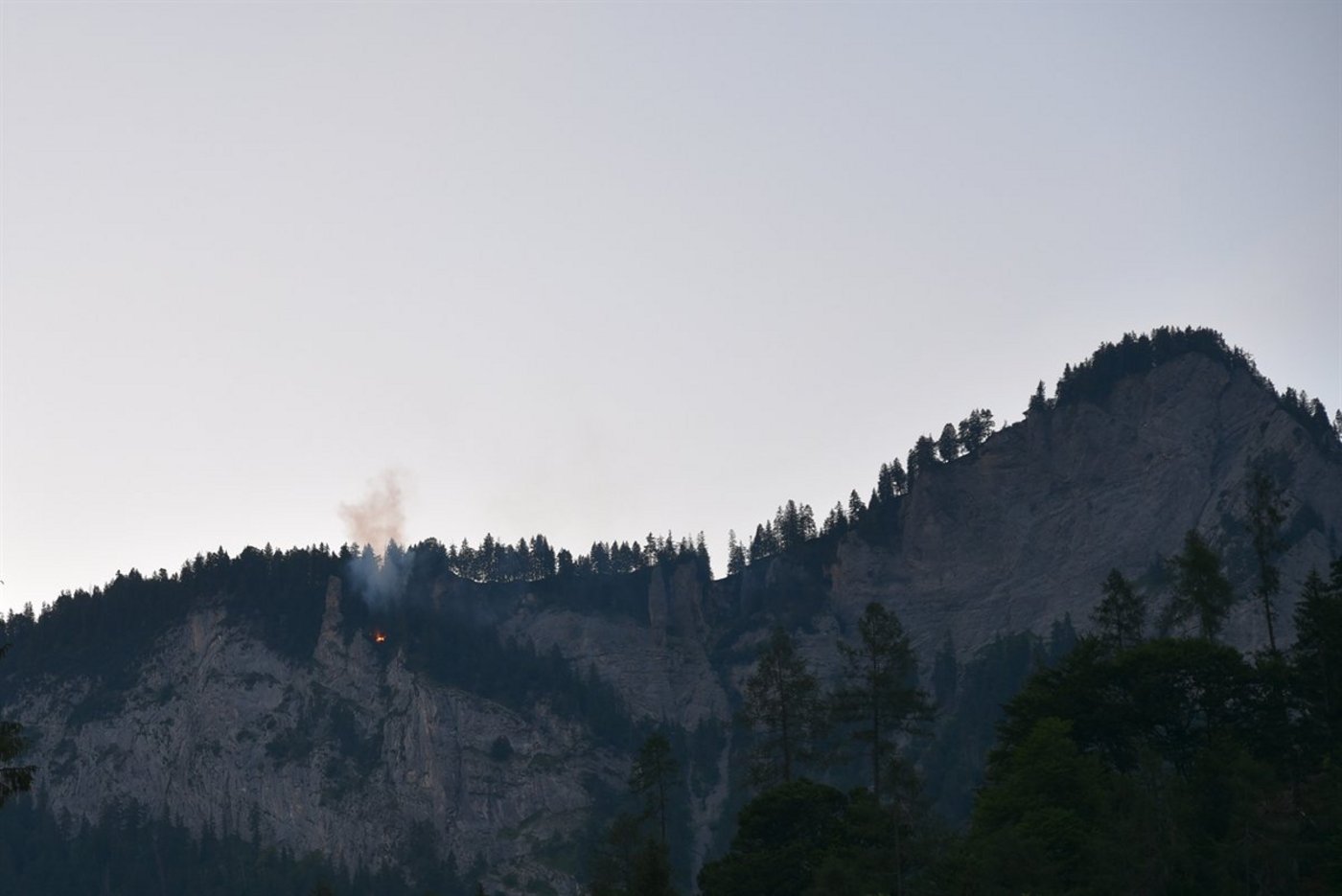 In den Abendstunden wurde der Brand der Kantonspolizei gemeldet. (Bilder Kantonspolizei Graubünden)