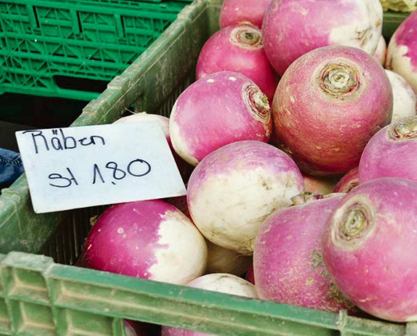 Auf dem Wochenmarkt in Winterthur geht die weisse Räbe für 1,80 Franken über den Ladentisch. (Bild nb)