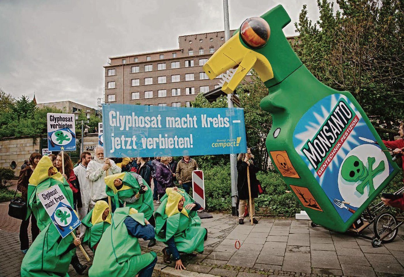 Die Diskussion um Glyphosat erhitzt die Gemüter seit Jahren. Die EU-Kommission soll nun über die Zukunft des Totalherbizids bis Mitte Dezember entscheiden. In der Schweiz könnte ein Verbot zu einer neuen Zulassungsprüfung führen. (Bild Moritz Richter)