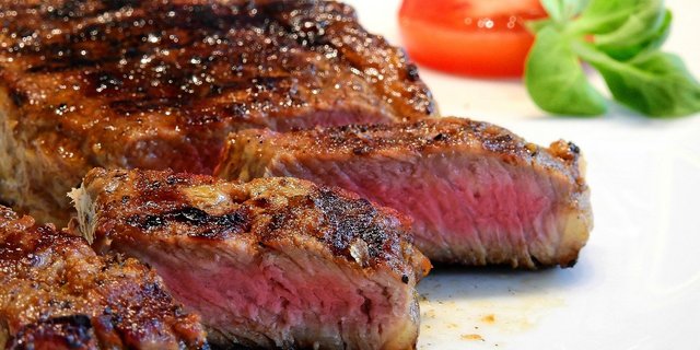 Für die Strategie Nachhaltige Entwicklung muss eine klimafreundliche und nachhaltige Ernährungsweise definiert werden. Aus Sicht von Sentience Politics spielt Fleisch in der Diskussion eine grosse Rolle und sollte beim Essen eine kleine spielen. (Bild Bru-nO/Pixabay) 