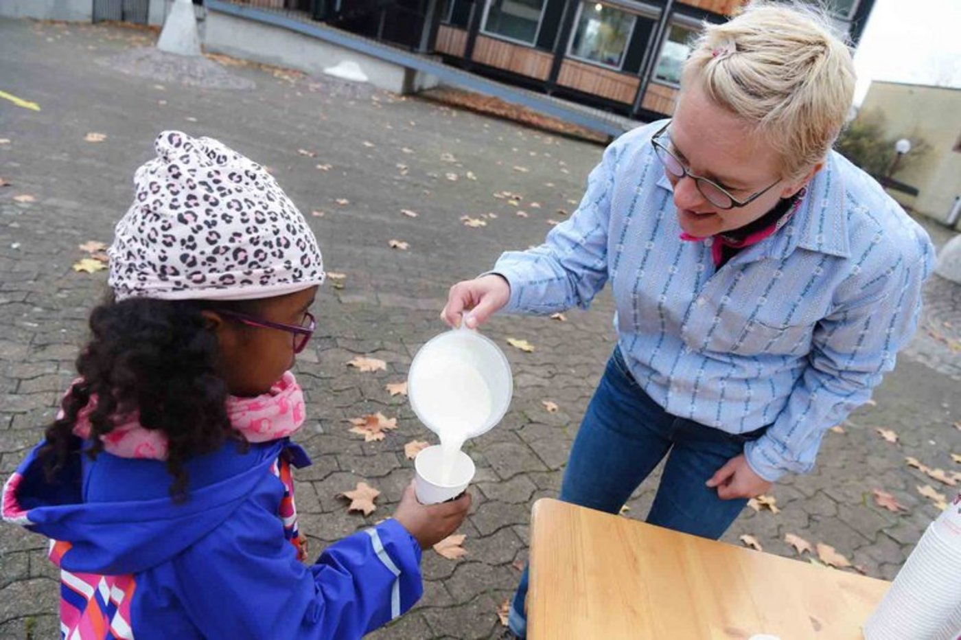 Auch dieses Mädchen bekam gestern einen Becher Pausenmilch spendiert. (Bild Swissmilk)