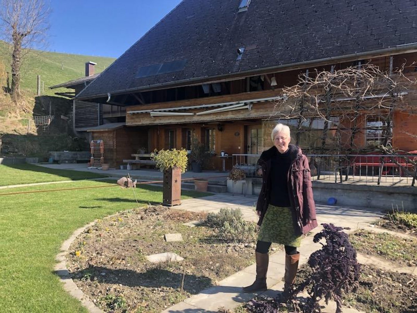 Einen Ausgleich zu ihrem Beruf als Pflegeexpertin findet Silvia Lüdi zu Hause mit Gartenarbeit. (Bilder Esther Thalmann)