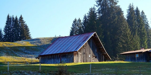 Die Anzahl Bauten ausserhalb der Bauzone und die versiegelte Fläche durch landwirtschaftliche Bauten sollen mit einem Planungsziel stabilisiert werden. (Symbolbild  matthiasboeckel / Pixabay)