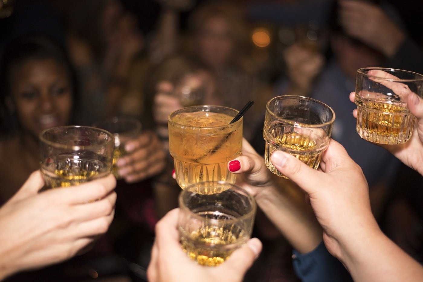 Party ohne Ende kann zu Kopfschmerzen führen. (Bild Pixabay)